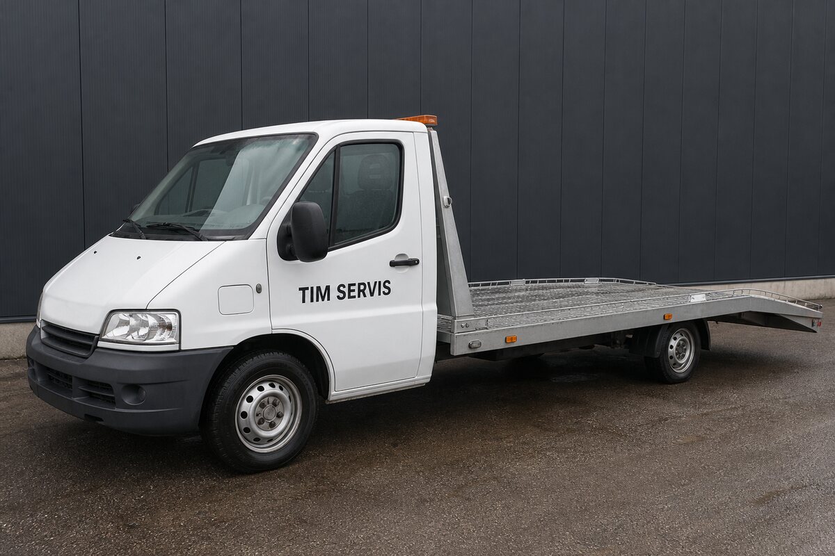 Bijeli kombi TIM servis s navozom